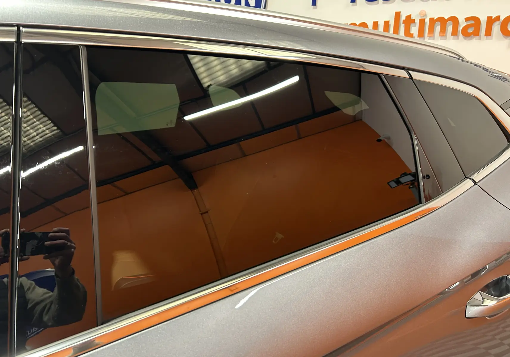 Vue latérale du côté droit du BYD SEAL U 2025 en gris métallisé, mettant en valeur la vitre arrière teintée et la poignée de porte.