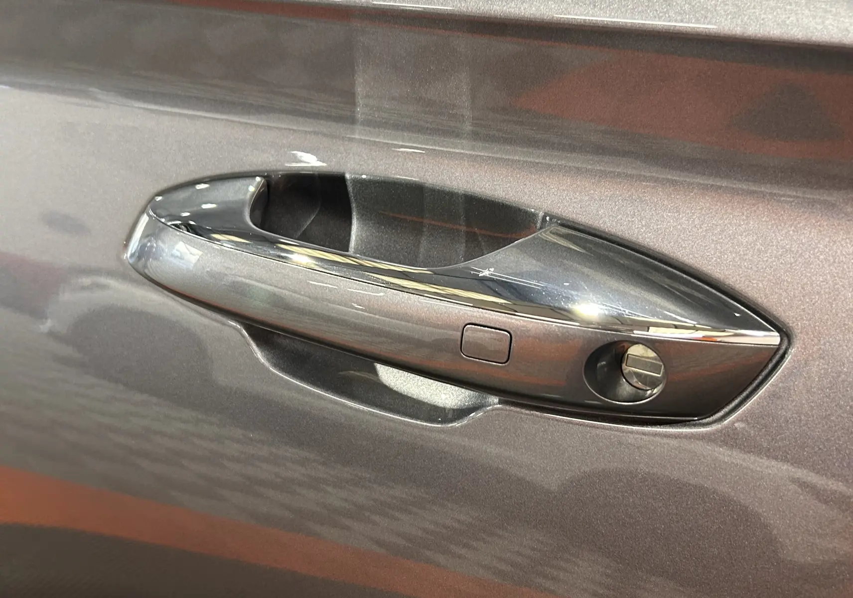 Poignée de porte chromée côté gauche sur BYD SEAL U 2025 couleur gris métallisé Time Grey.