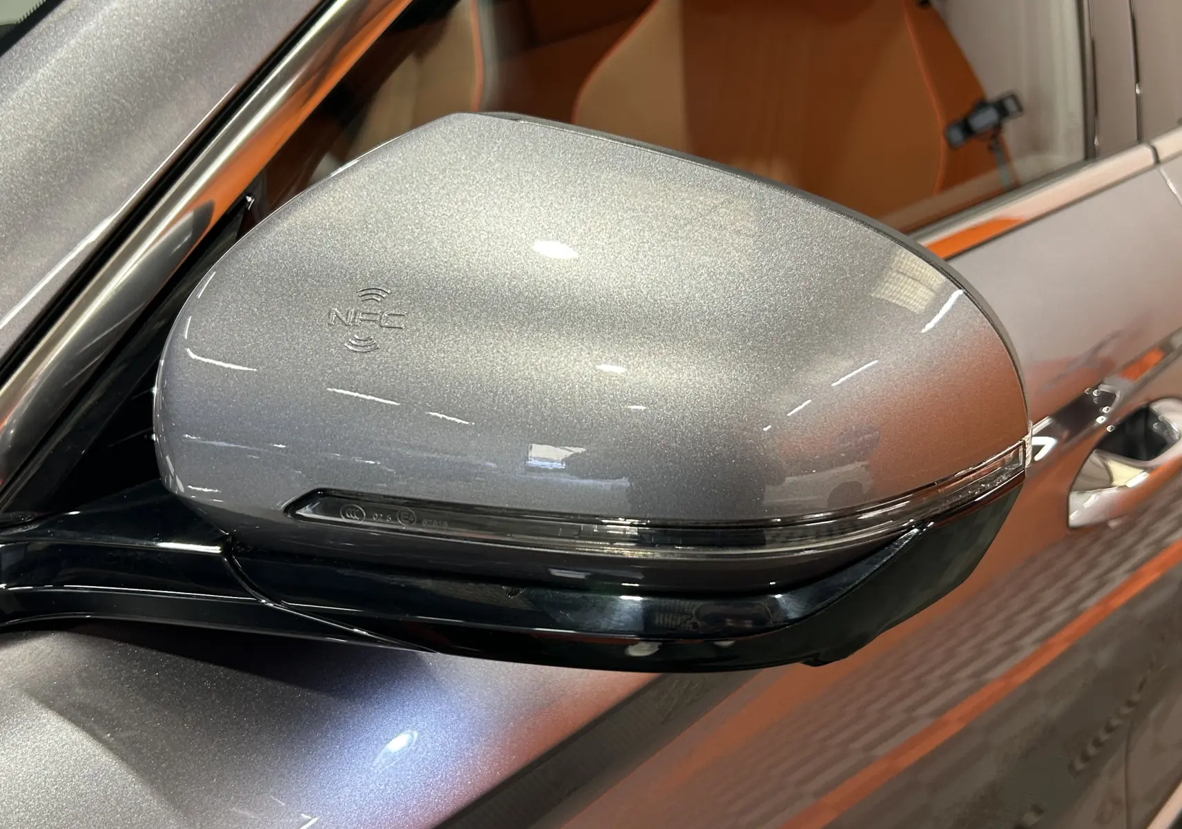 Rétroviseur côté gauche gris métallisé du BYD SEAL U 2025 avec clignotant intégré et marquage NFC visible.