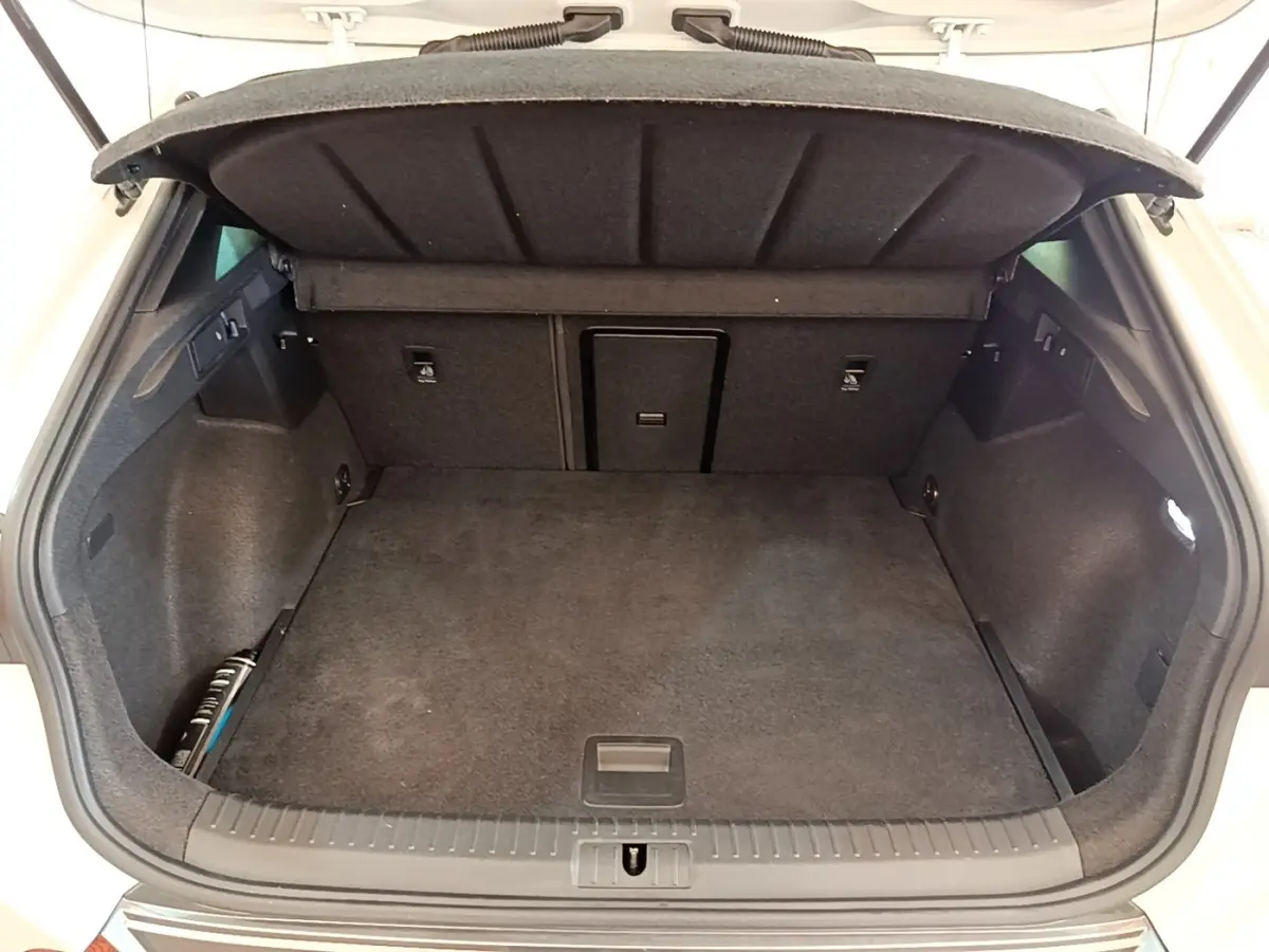 Coffre ouvert vu de l'arrière d'un CUPRA Formentor 2.0 TDI 150ch Business Edition avec intérieur noir.