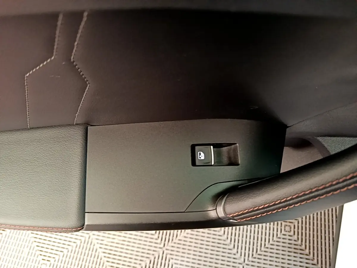 Détail de la commande de verrouillage des portes sur la porte côté conducteur du CUPRA Formentor 2023, intérieur noir.
