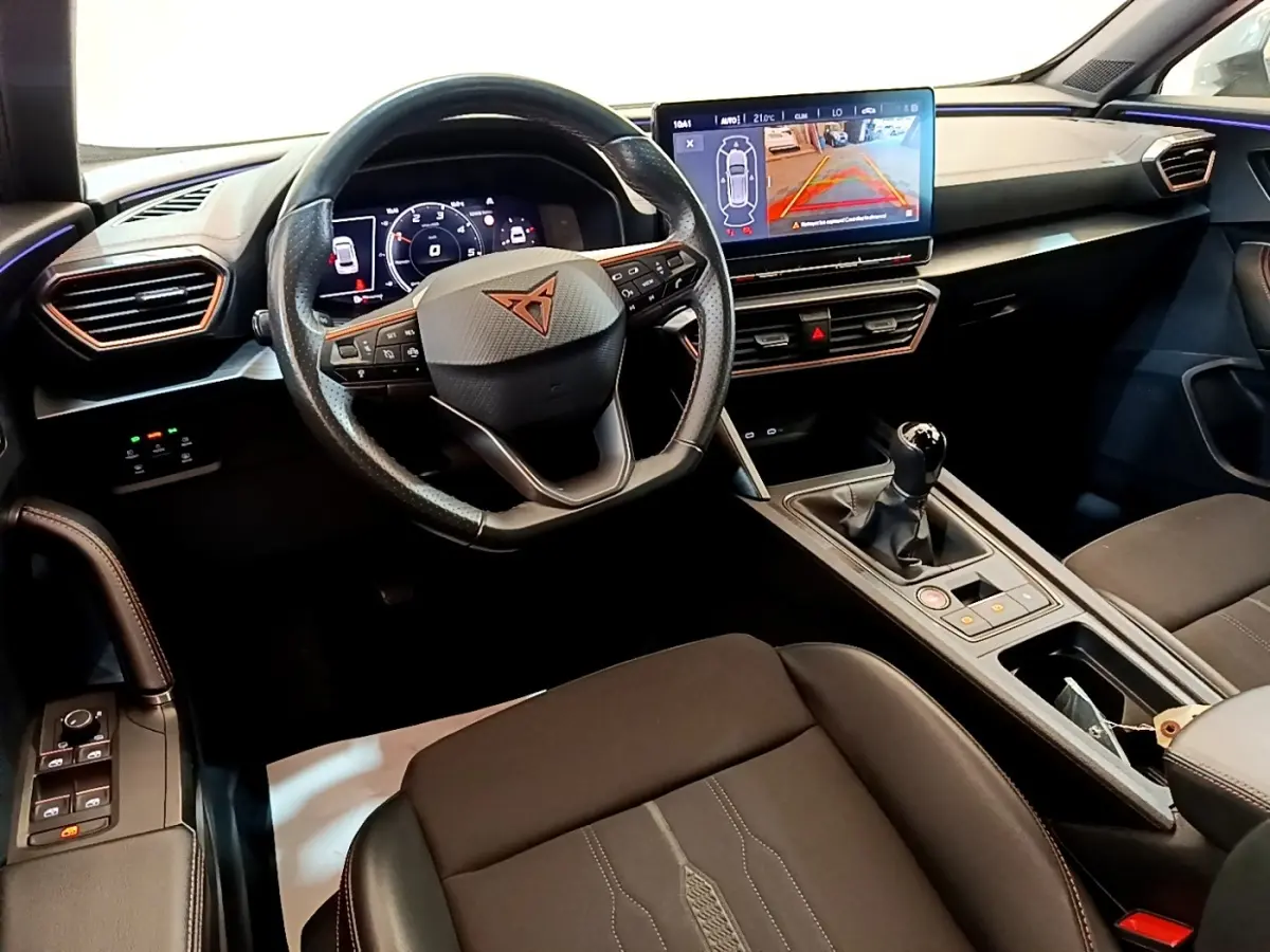 Intérieur noir du CUPRA Formentor 2023 vu côté conducteur, volant cuir, écran tactile et levier de vitesses manuel.