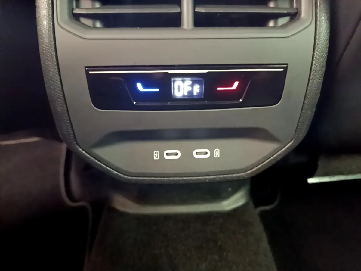 Gros plan sur la commande de climatisation arrière et deux ports USB-C du CUPRA Formentor 2023, intérieur noir.