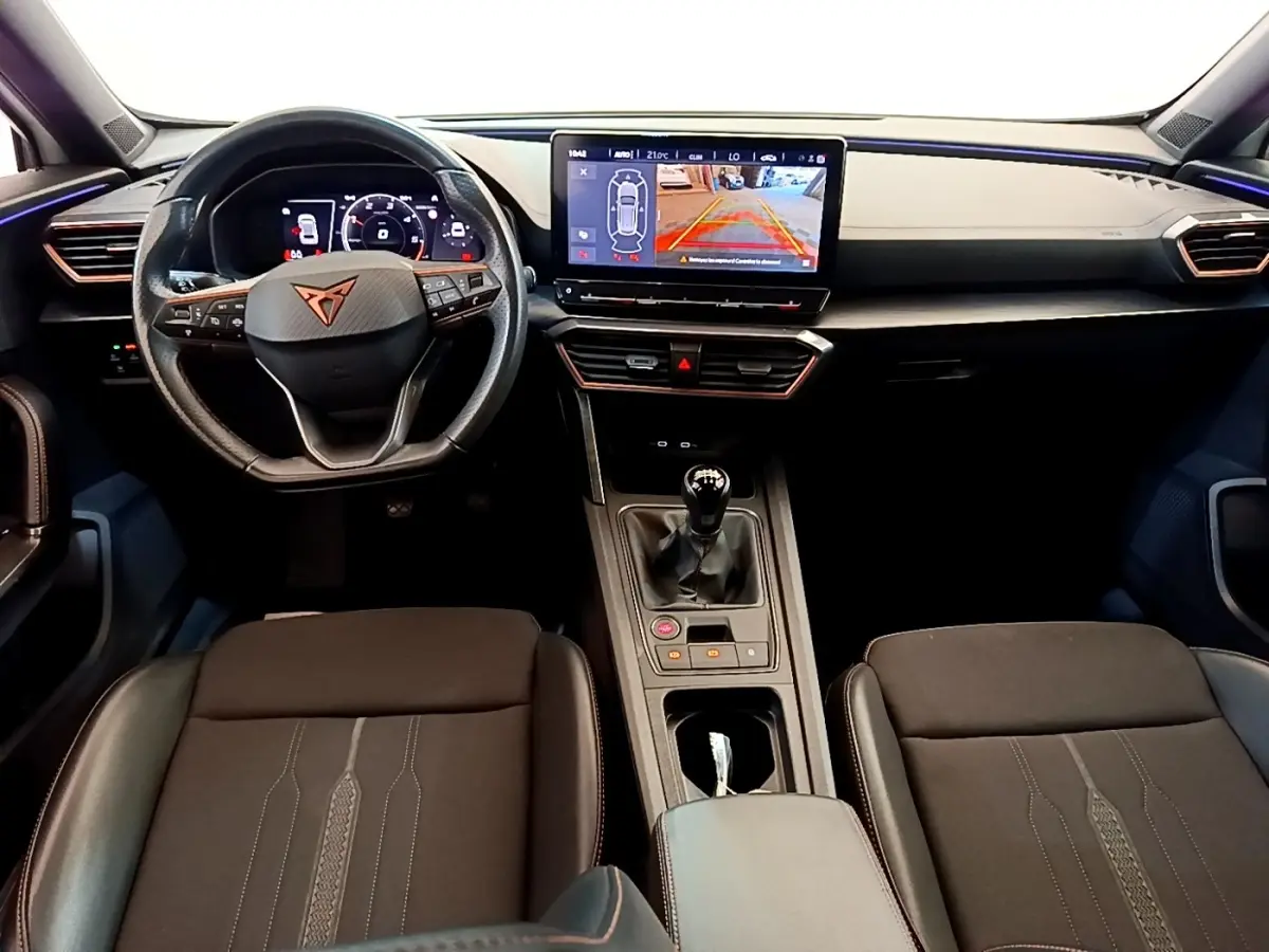 Intérieur avant de la CUPRA Formentor 2023, vue centrée sur le tableau de bord avec écran tactile et volant cuir multifonctions.