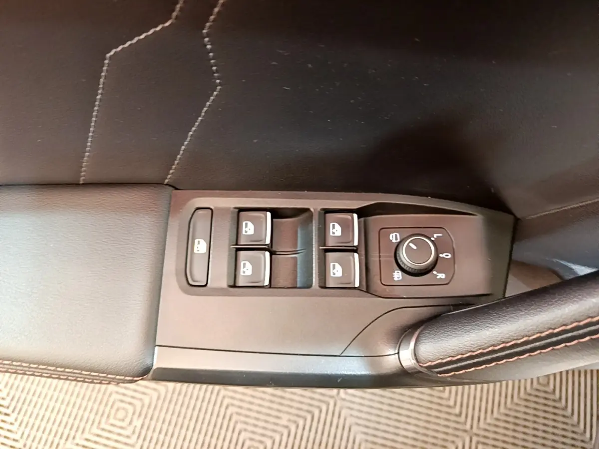 Gros plan sur les commandes de lève-vitres et réglage des rétroviseurs côté conducteur du CUPRA Formentor 2023.