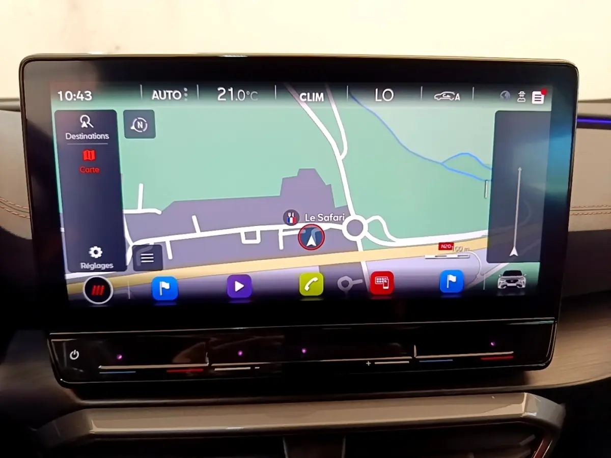 Écran tactile central du tableau de bord du CUPRA Formentor 2023 affichant la navigation en mode carte.