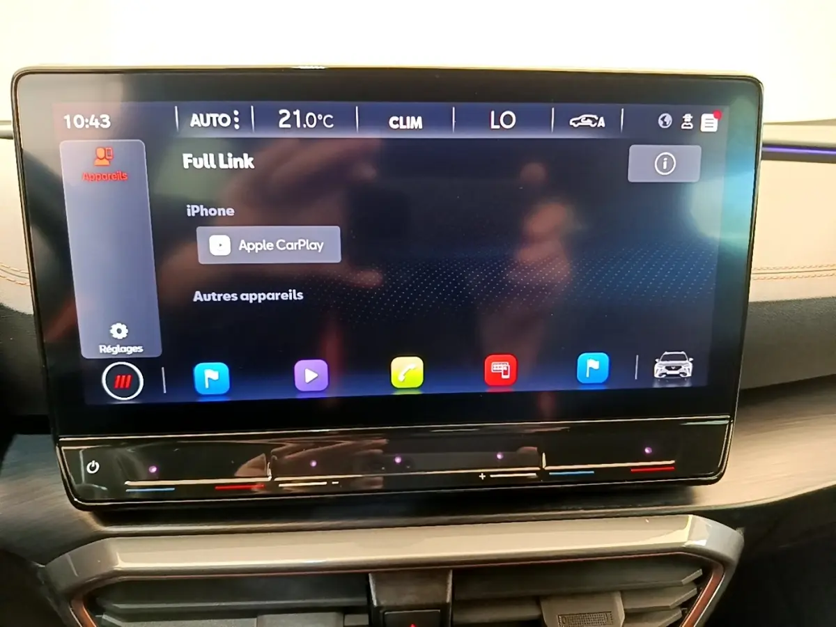 Écran tactile central 12 pouces du tableau de bord beige du CUPRA Formentor 2.0 TDI 2023 affichant Apple CarPlay.