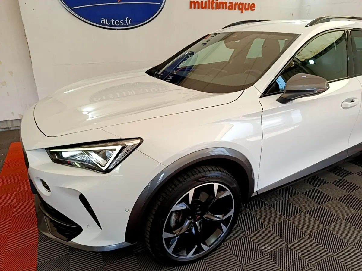 Vue 3/4 avant droit du CUPRA Formentor blanc avec jantes noires et détails de carrosserie contrastés.