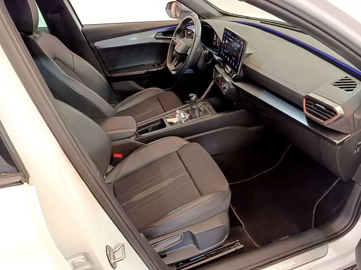 Vue intérieure côté conducteur du CUPRA Formentor 2.0 TDI 150ch, sièges noirs et tableau de bord avec écran tactile.