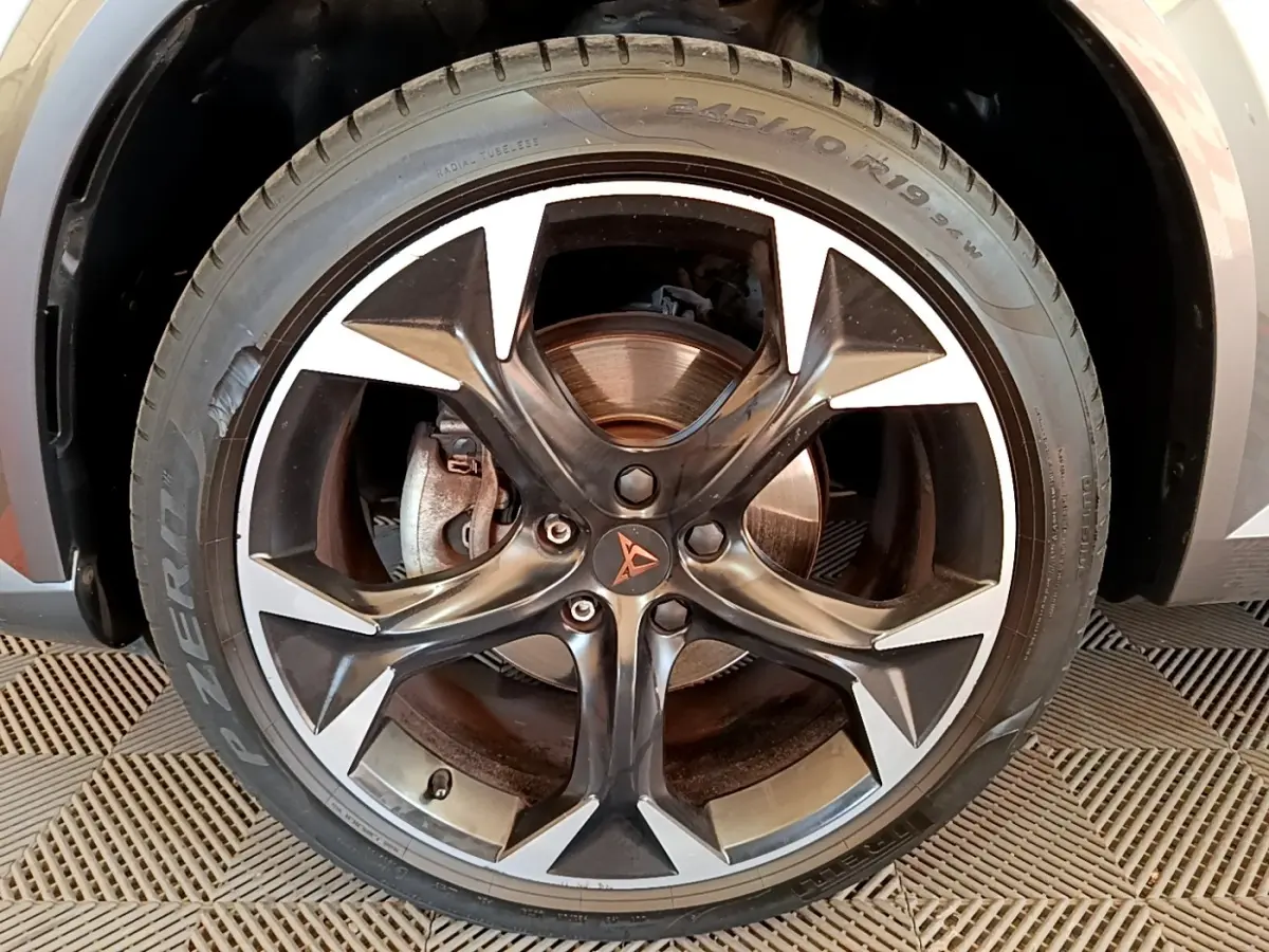 Gros plan sur la roue avant droite de la CUPRA Formentor 2.0 TDI 150ch, jante alliage noire et argentée avec logo central.