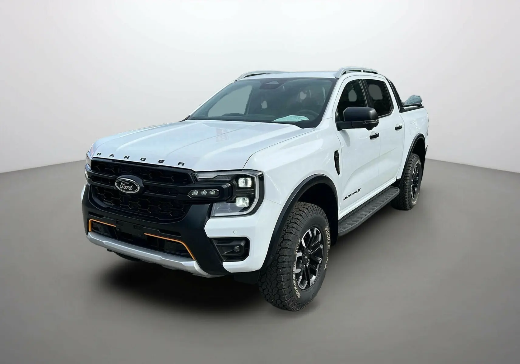 Ford Ranger 2025 blanc glacier en 3/4 avant droit avec calandre noire et jantes alu noires.