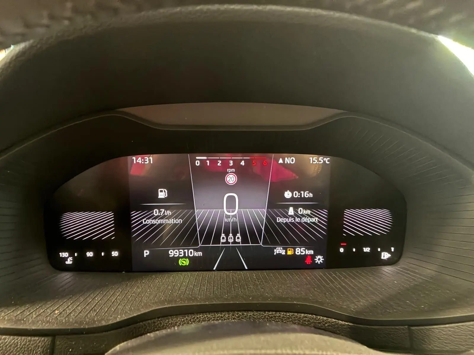 Tableau de bord numérique du Skoda Karoq 2.0 TDI gris, affichant la vitesse à 0 km/h et la température extérieure à 15,5°C.