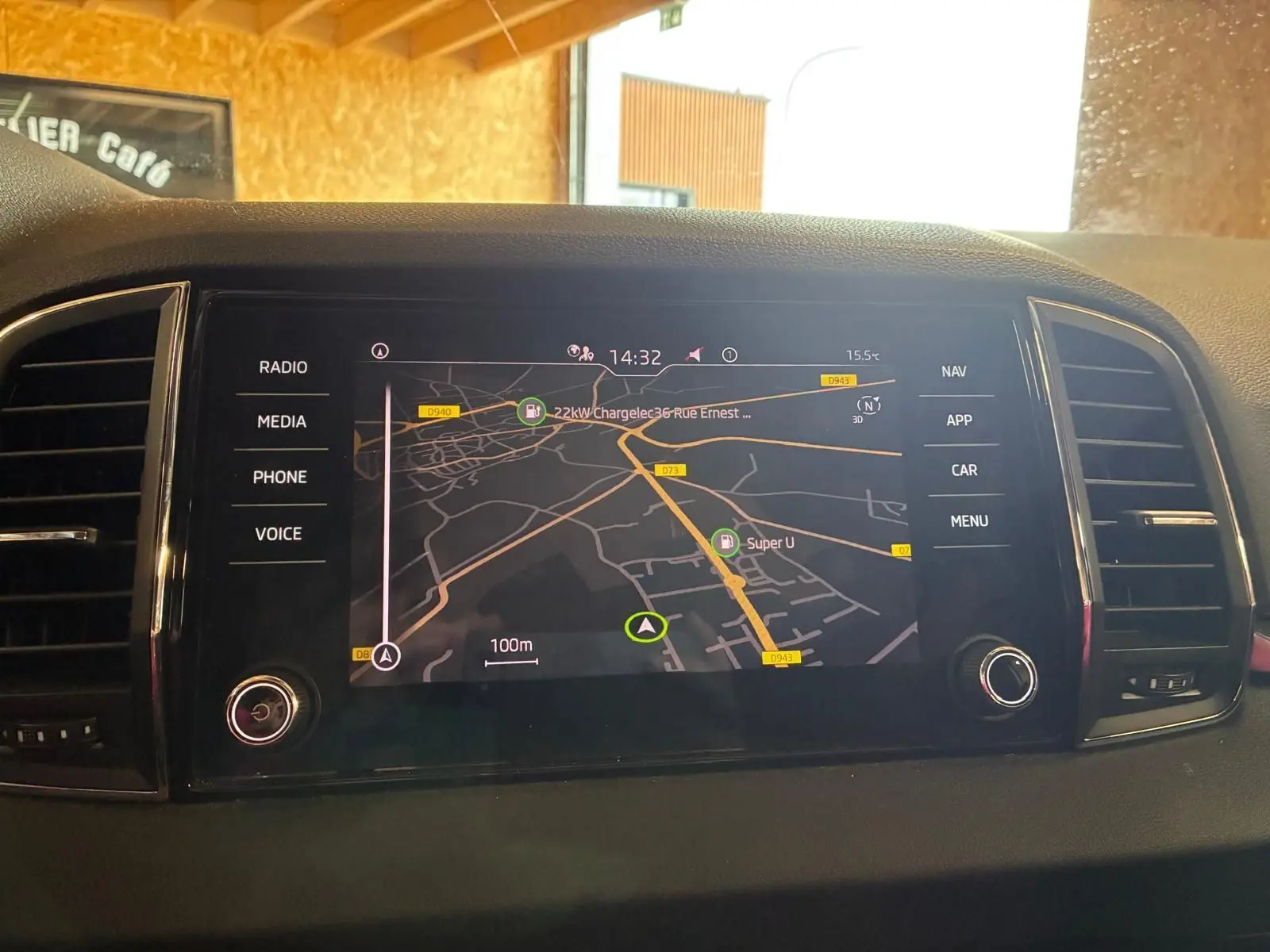 Écran tactile multimédia du Skoda Karoq gris 2023 affichant la navigation avec carte et options latérales.