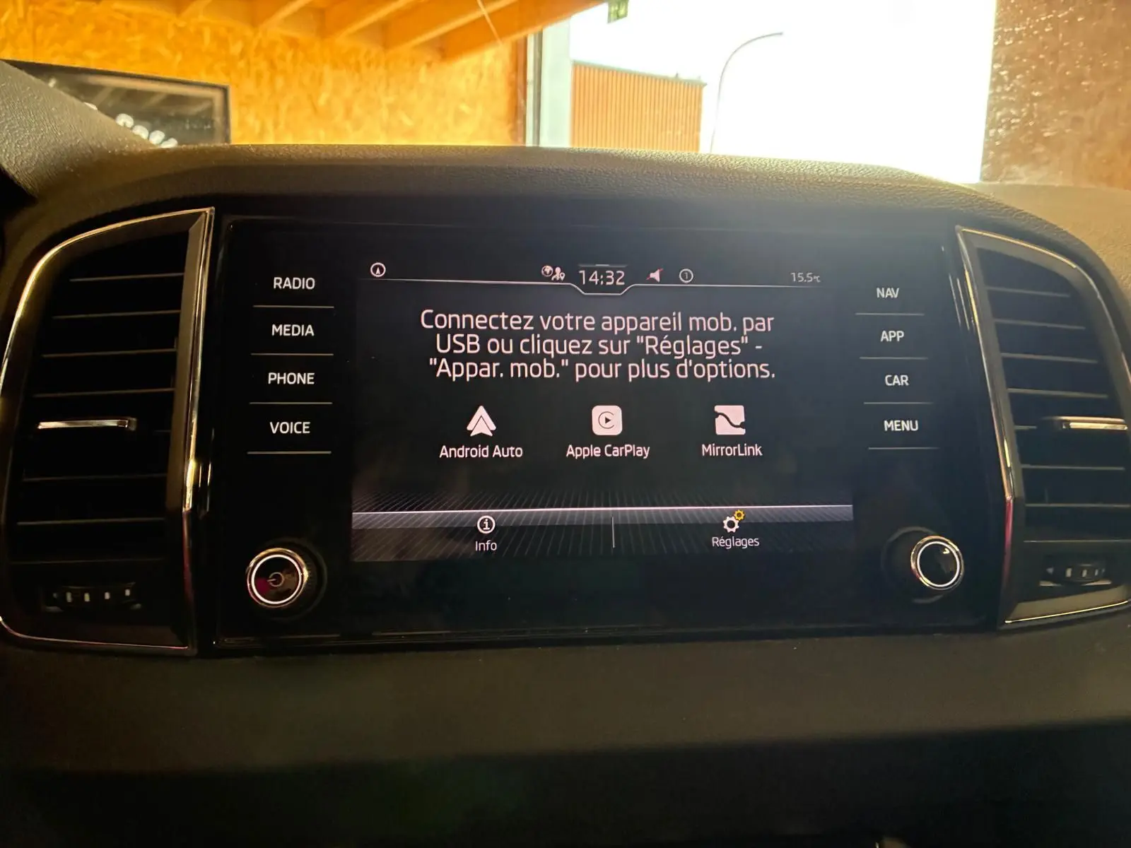Écran multimédia central du tableau de bord du Skoda Karoq 2023 avec interface connectivité mobile USB-C.