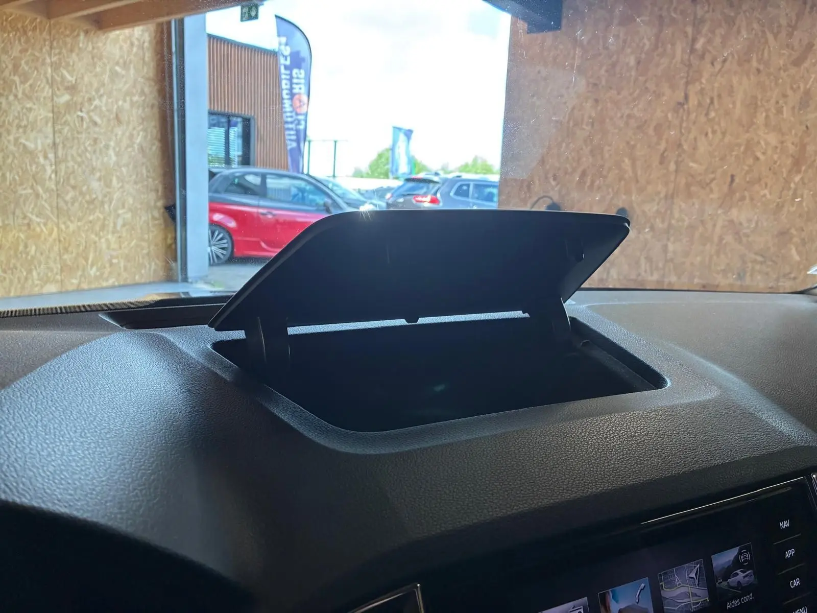 Vue intérieure sur le rangement ouvert du tableau de bord gris du Skoda Karoq 2.0 TDI 116 DSG7 Business 2023.
