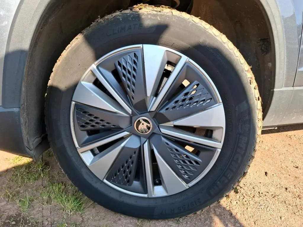 Gros plan sur la jante alu 17 pouces gris foncé et clair du Skoda Karoq 2.0 TDI 116 DSG7 Business, avec pneu Michelin.