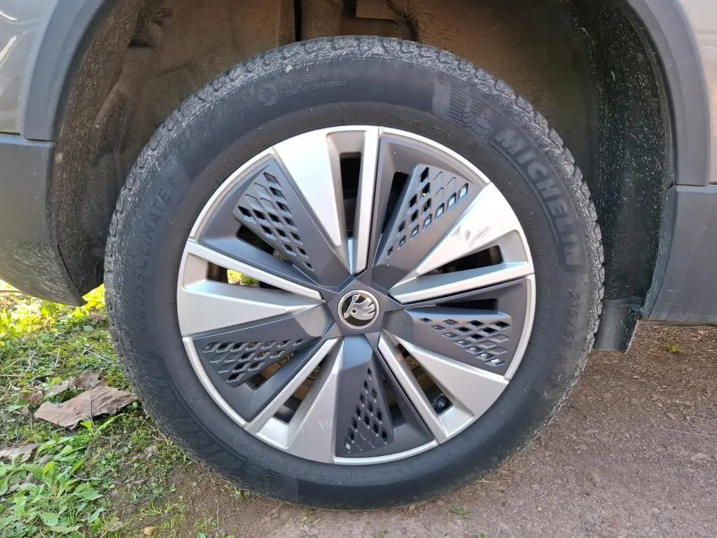 Gros plan sur la jante alu 17 pouces du côté avant droit d’un Skoda Karoq gris, avec pneu Michelin CrossClimate.