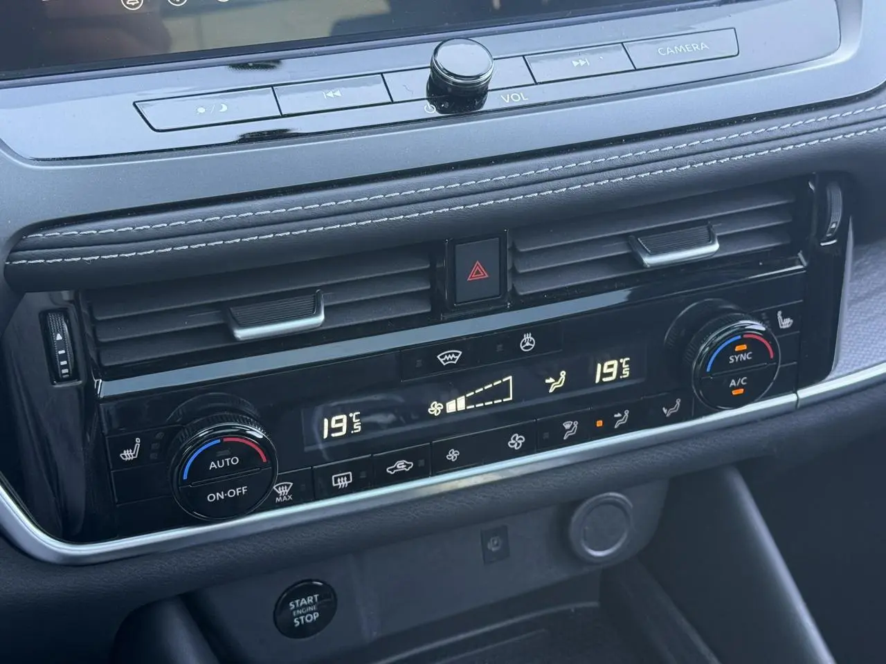 Vue rapprochée de la console centrale du Nissan Qashqai 2025, affichage de la climatisation automatique bi-zone.