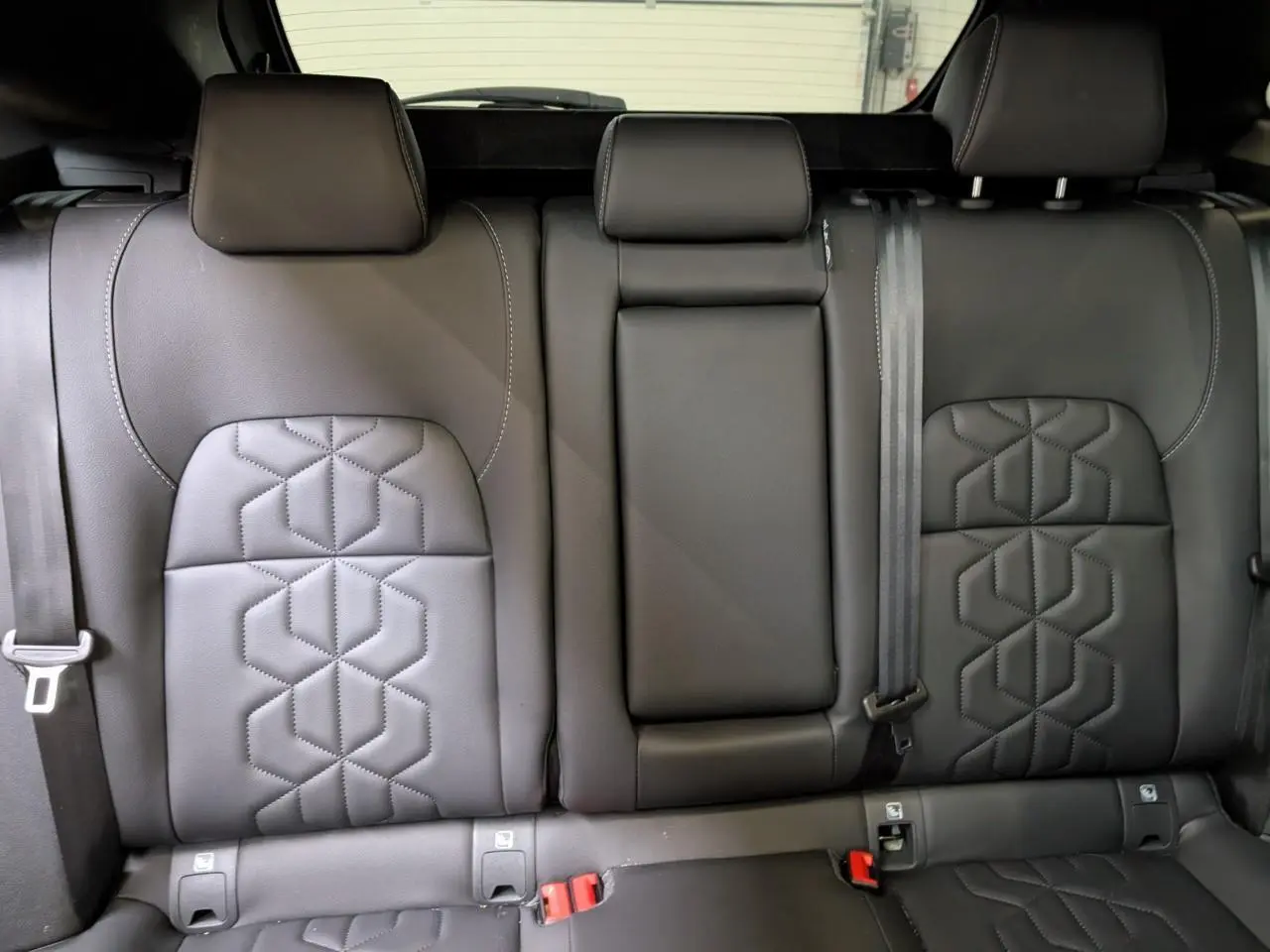 Vue rapprochée des sièges arrière en cuir noir avec surpiqûres géométriques du Nissan Qashqai 2025.