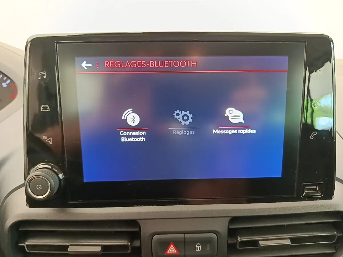 Écran tactile central du Peugeot Rifter 2020 affichant le menu réglages Bluetooth, avec boutons latéraux noirs.