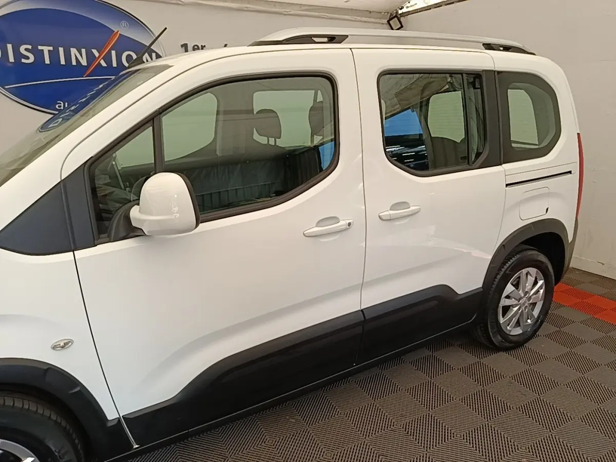 Vue de profil côté gauche du Peugeot Rifter blanc 2020 avec jantes alliage et protections noires basses.