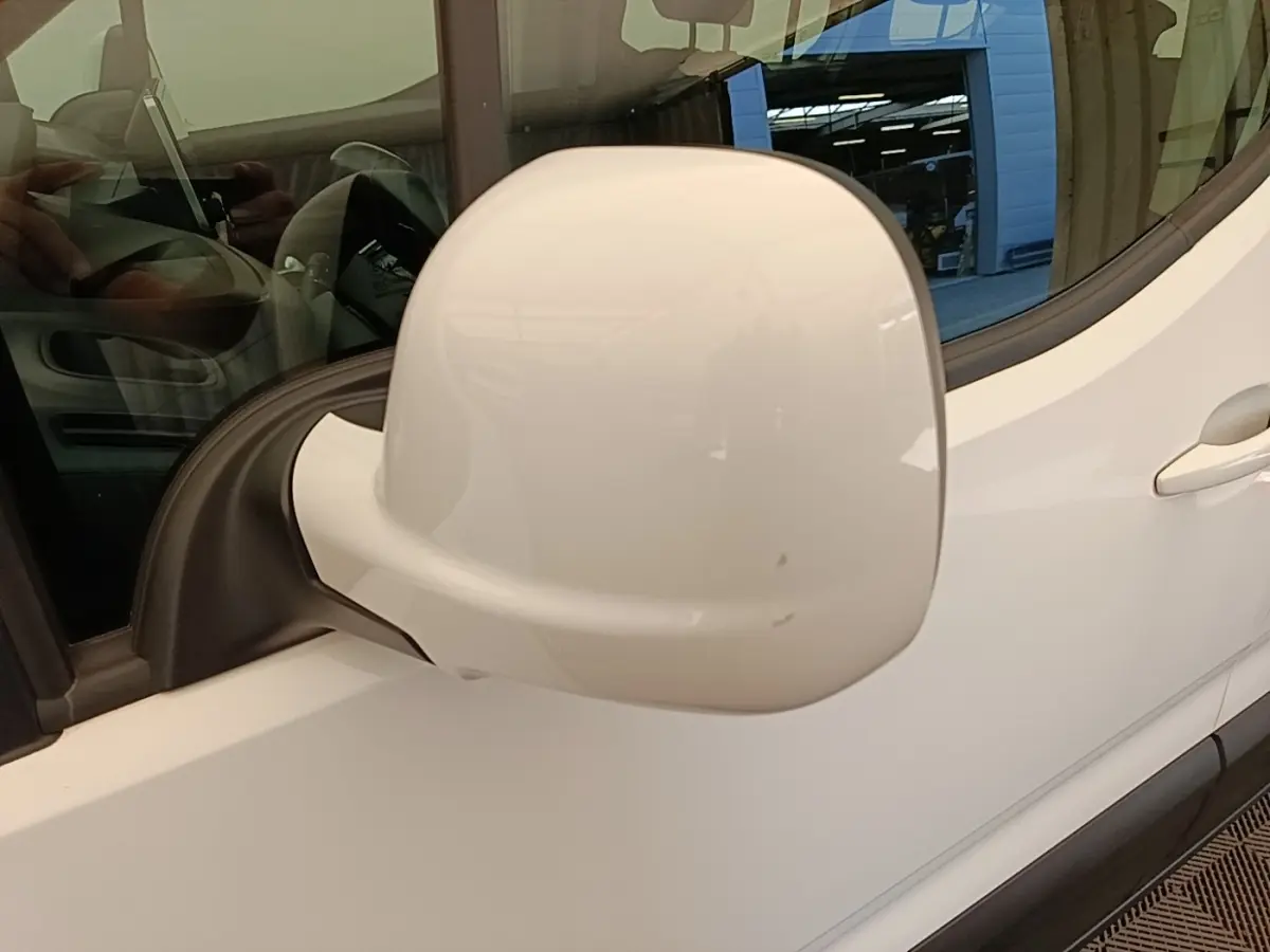 Gros plan sur le rétroviseur droit blanc du Peugeot Rifter BlueHDi 100 S&S Allure 2020, avec partie de la portière visible.