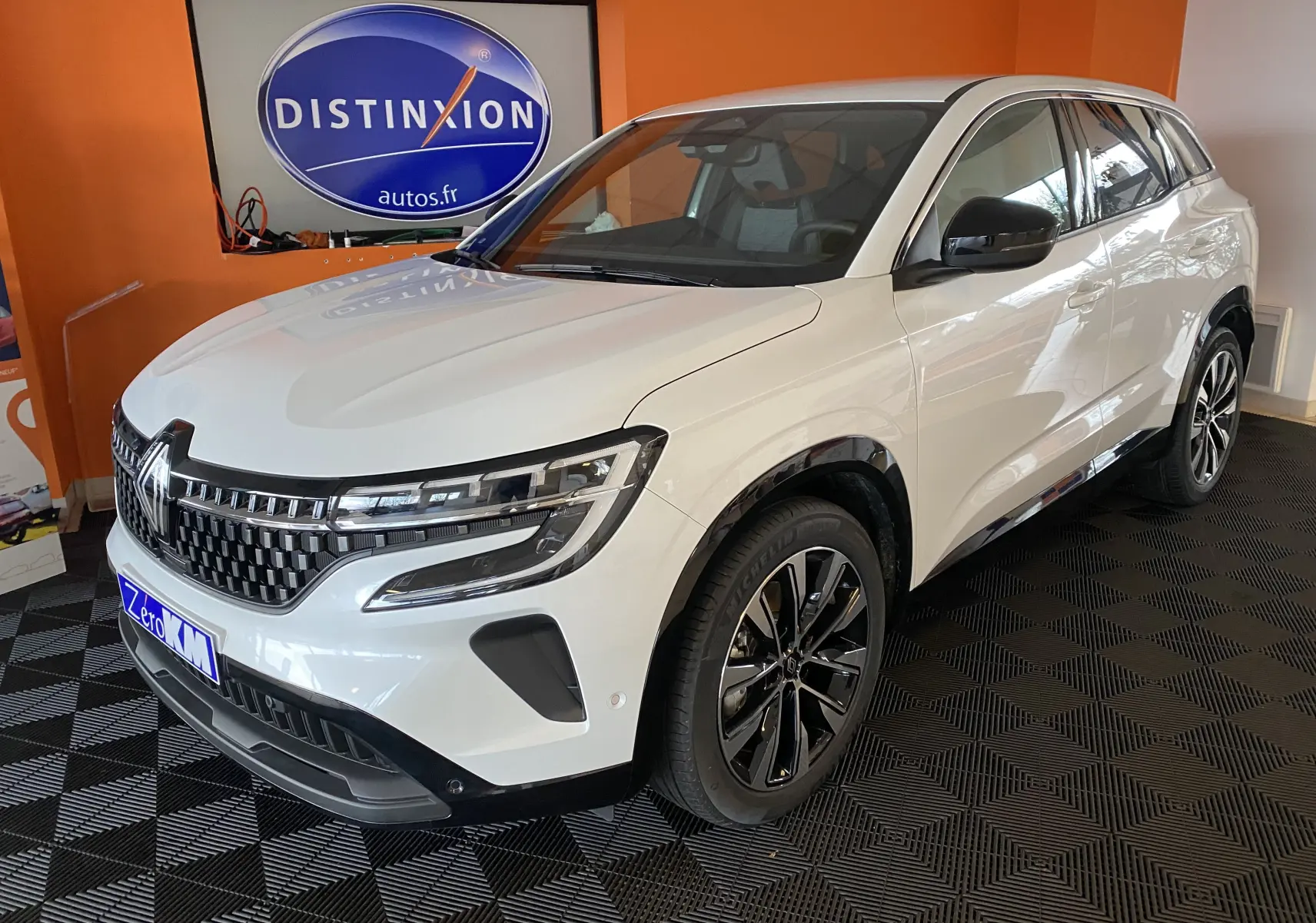 Renault Austral E-Tech 200 blanc nacré en 3/4 avant droit, avec calandre moderne et jantes alliage noires.