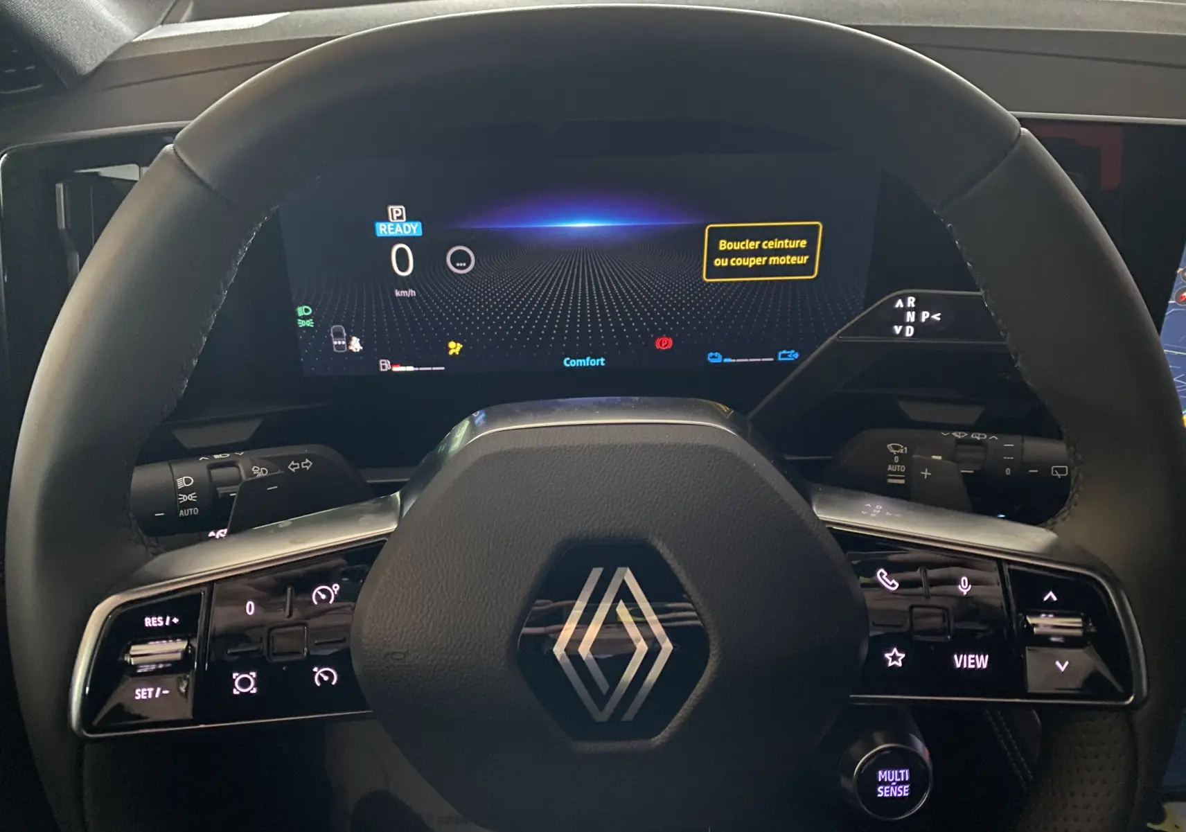 Vue rapprochée du volant multifonction noir du Renault Austral E-Tech 200 Techno avec tableau de bord digital allumé.