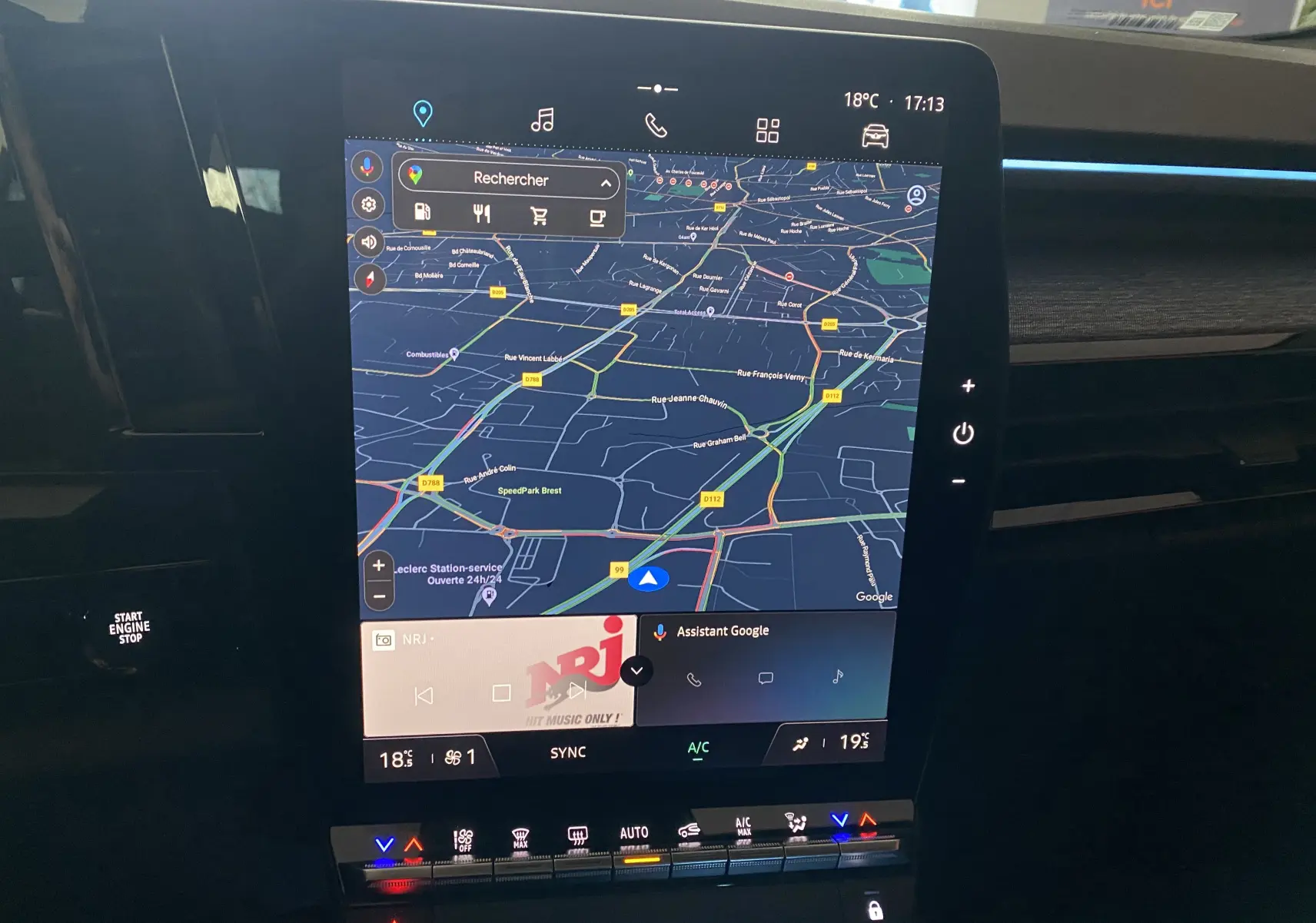 Écran tactile central du Renault Austral E-Tech 200 Techno 2023 blanc nacré, affichant la navigation et commandes climatisation.