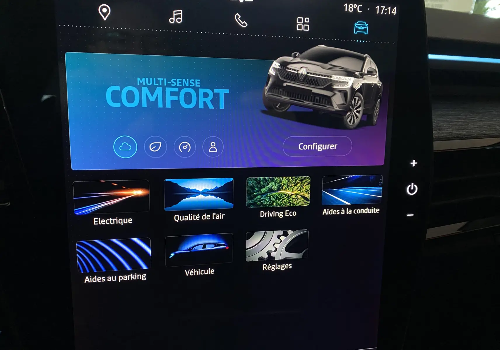 Écran tactile intérieur montrant une image 3/4 avant d'un Renault Austral blanc nacré avec options de configuration.