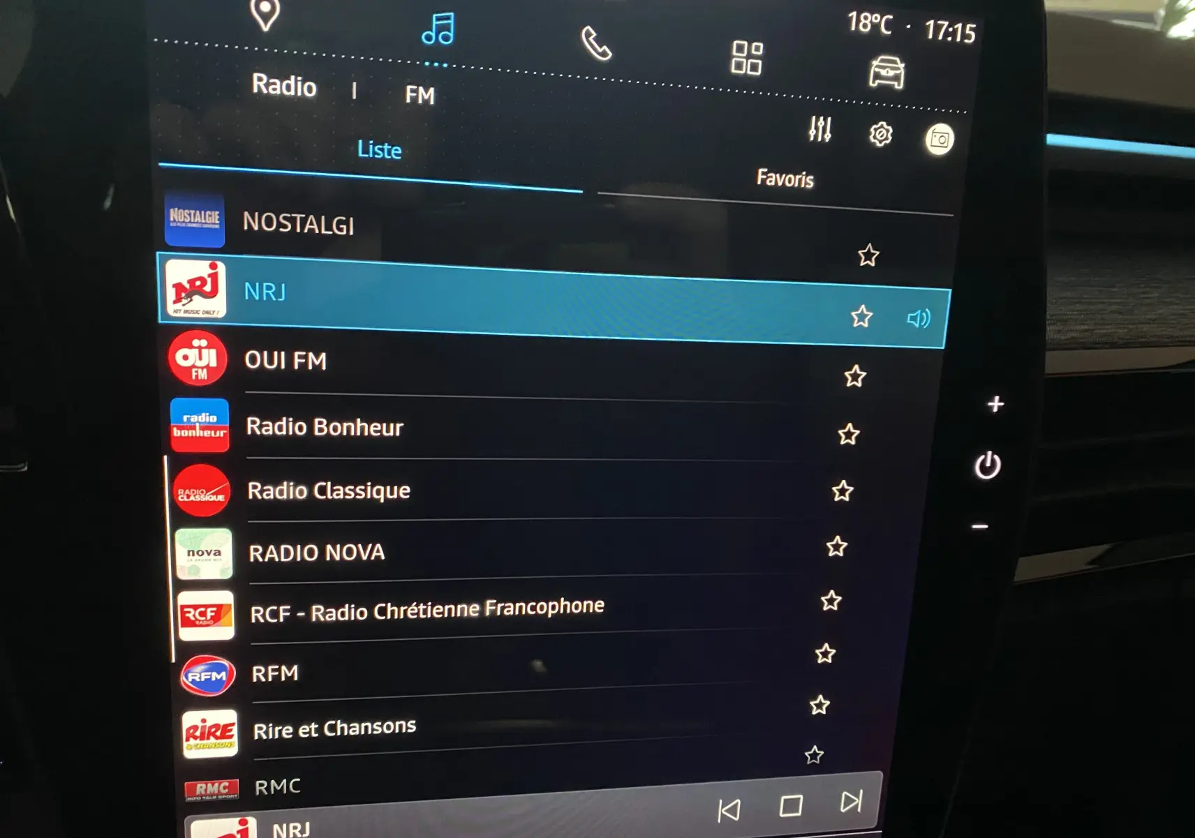 Écran tactile central du Renault Austral E-Tech 200 Techno 2023, affichant la liste des radios FM en intérieur noir.