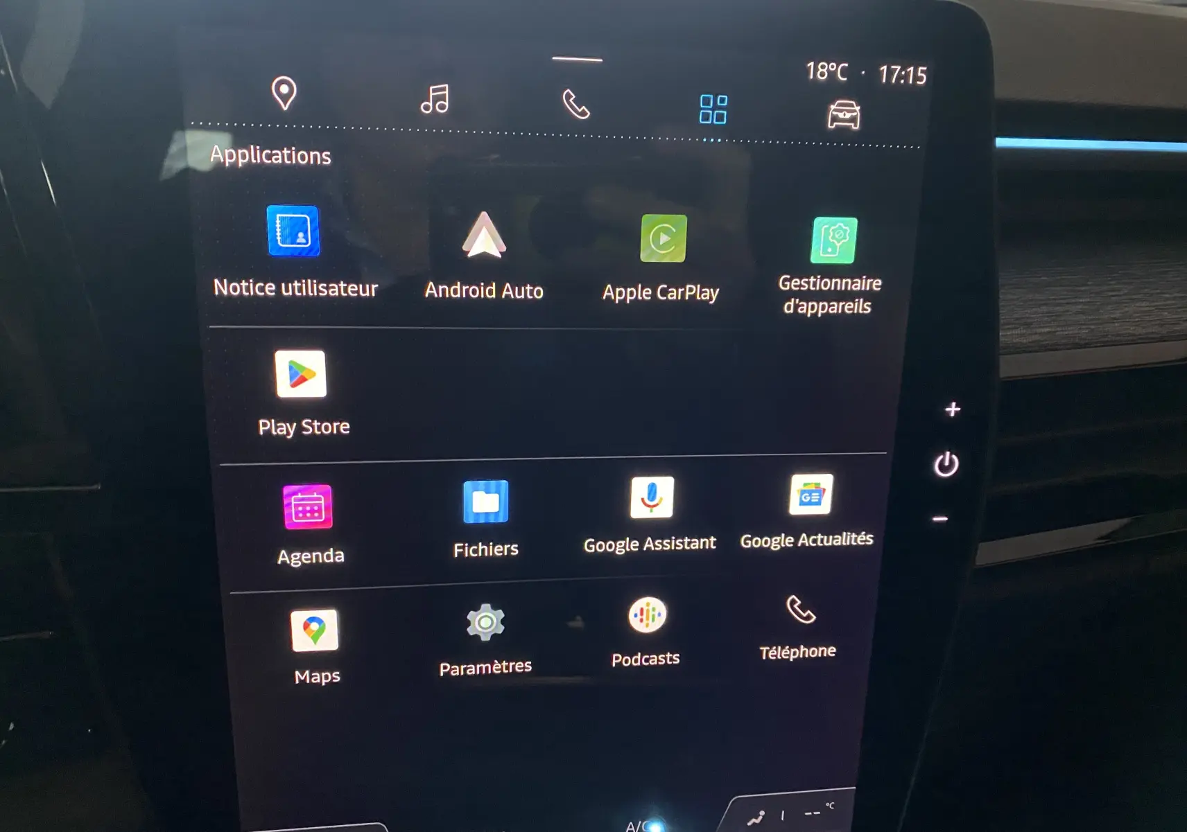Écran tactile central de la Renault Austral E-Tech 200 Techno 2023 affichant les applications connectées.