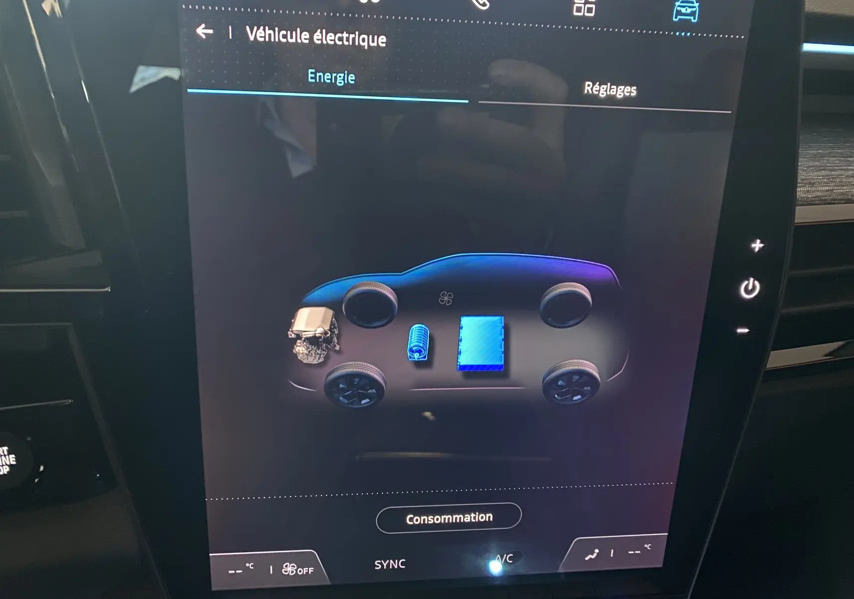 Écran tactile intérieur du Renault Austral E-Tech 200 Techno montrant l'énergie hybride avec schéma du véhicule en bleu.