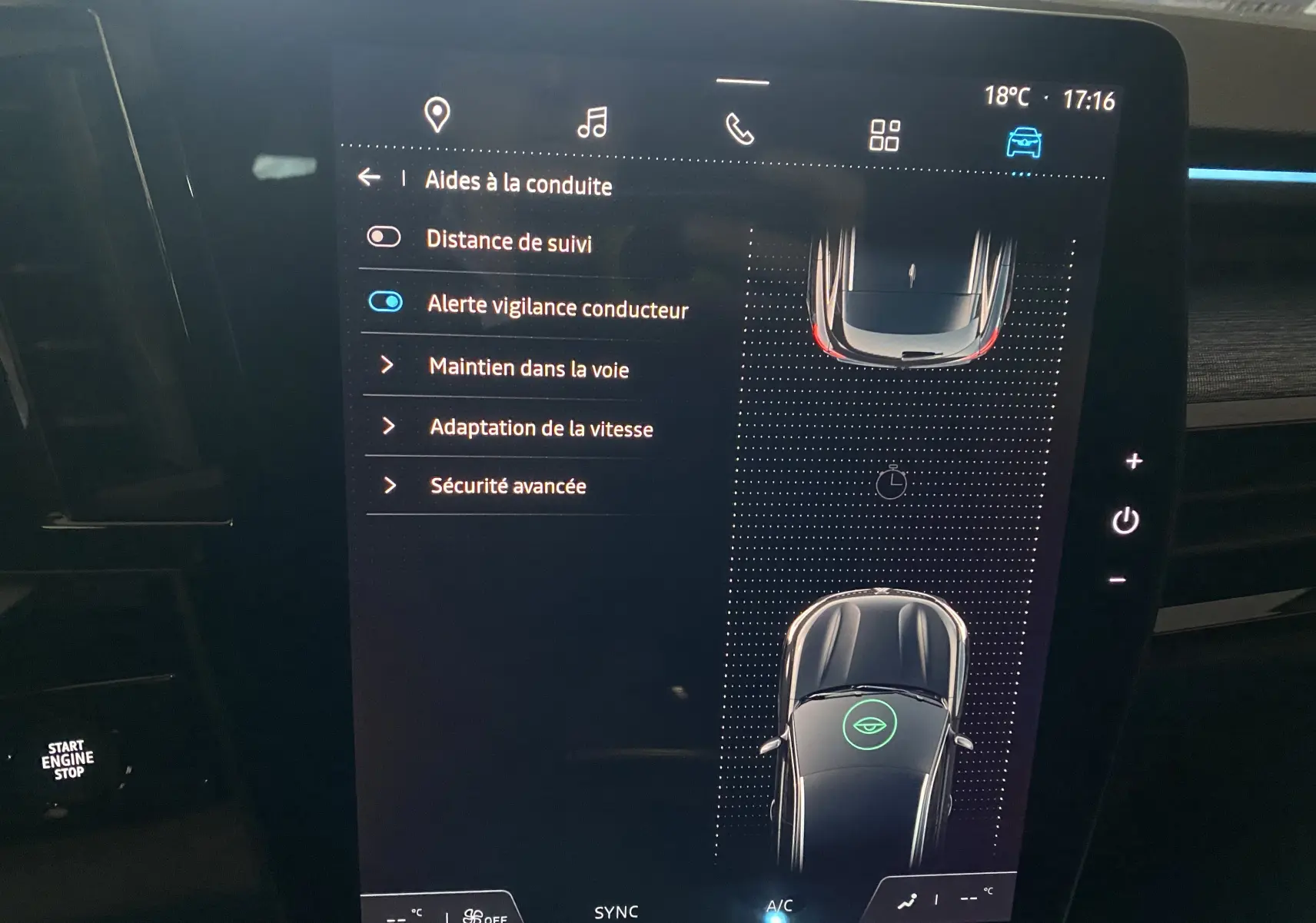 Écran tactile intérieur du Renault Austral E-Tech 200 Techno 2023 montrant les aides à la conduite et la voiture vue de dessus.