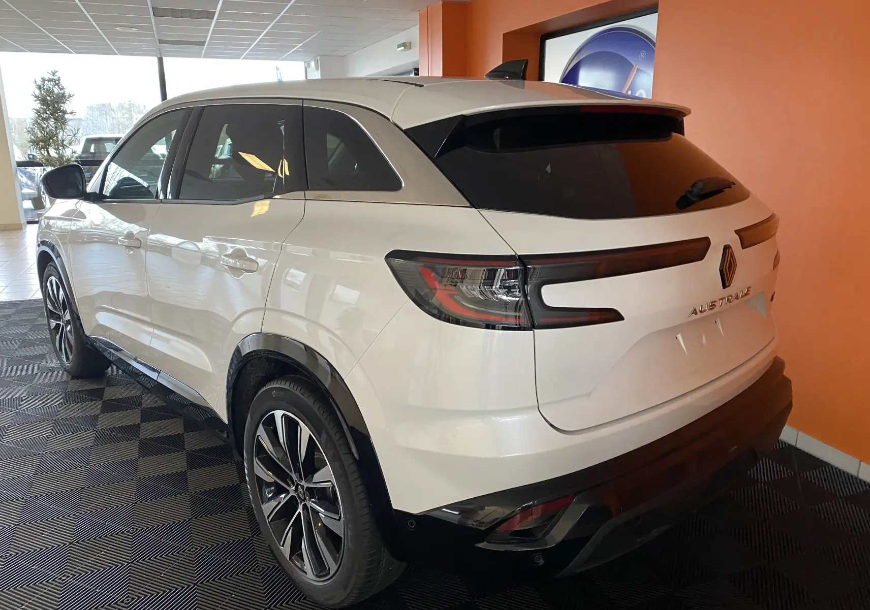 Renault Austral E-Tech 200 blanc nacré vu en 3/4 arrière droit, avec feux arrière LED et jantes alliage noires.