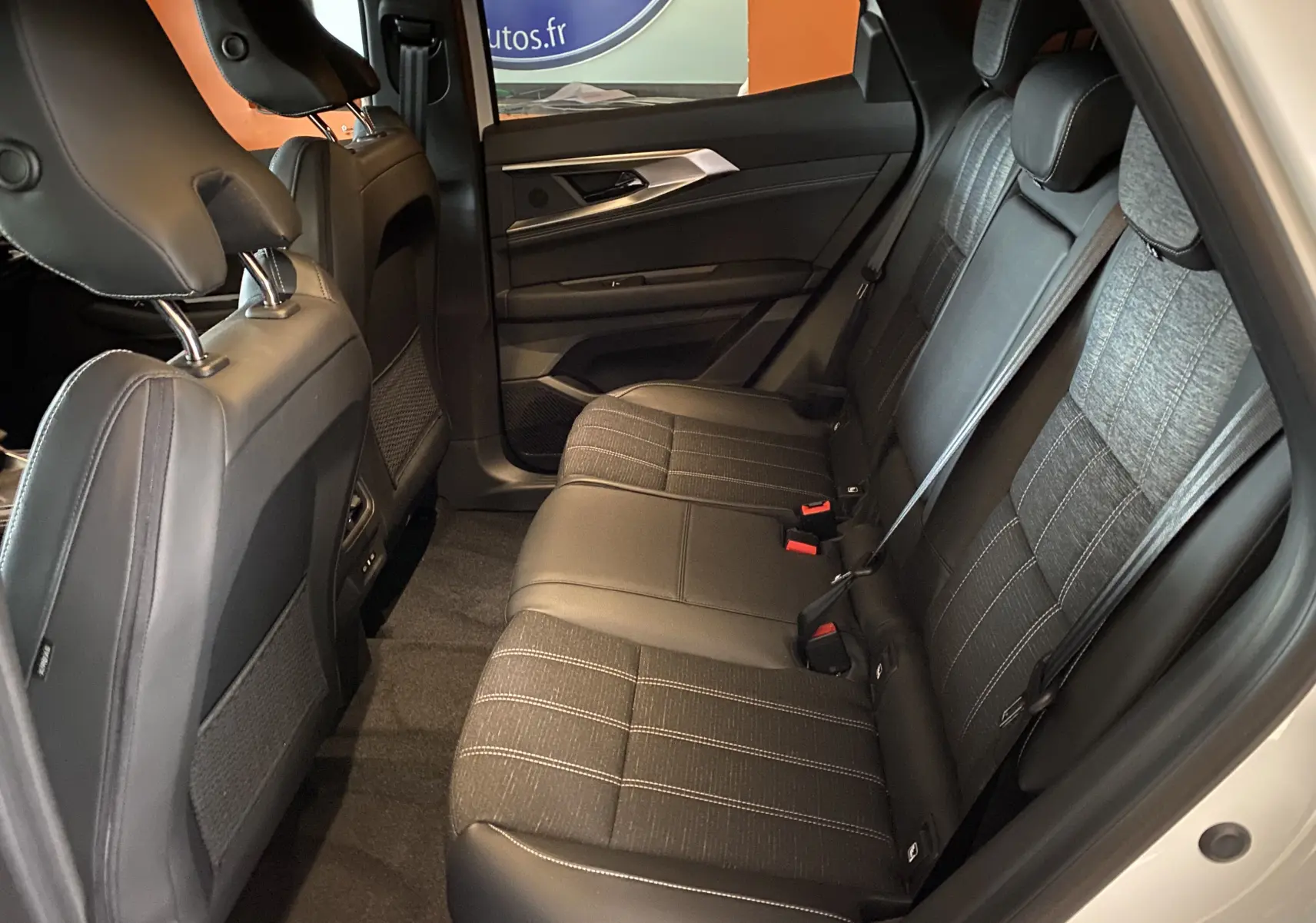 Vue intérieure côté droit des sièges arrière du Renault Austral E-TECH 200 TECHNO 2023 en blanc nacré, tissu et cuir noir.