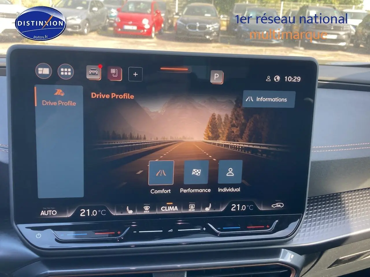 Vue intérieure centrée sur l'écran tactile du tableau de bord du CUPRA Formentor 2025 avec interface Drive Profile affichée.