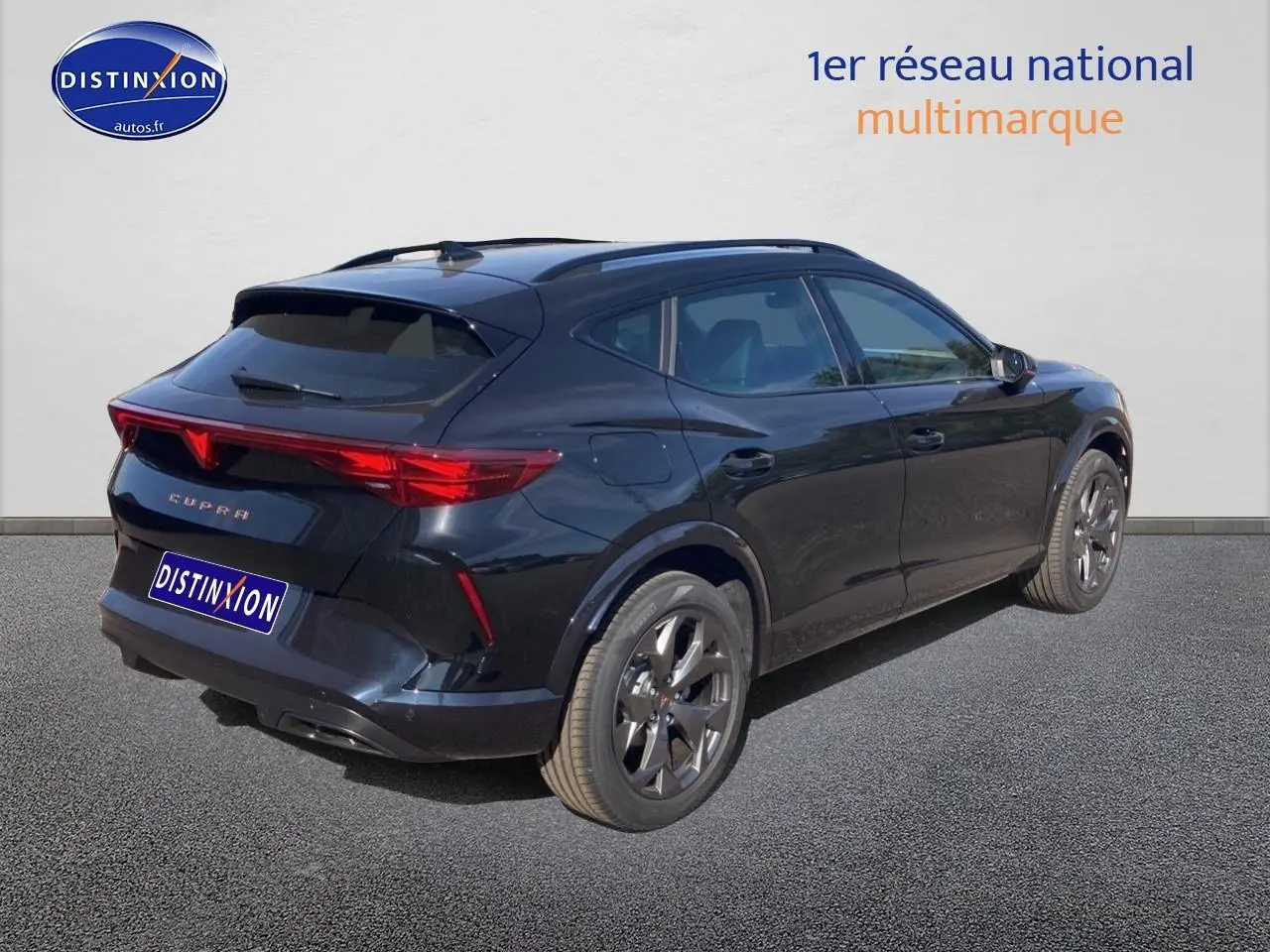 Vue 3/4 arrière droite d’un CUPRA Formentor noir midnight avec feux LED et jantes alu 18 pouces.