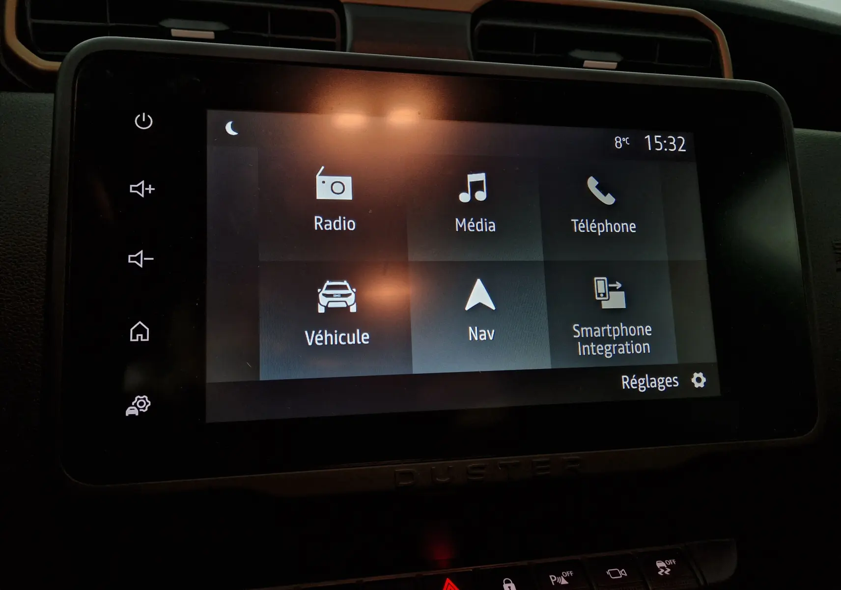 Écran tactile central du Dacia Duster 2024 affichant les options Radio, Média, Téléphone, Véhicule, Navigation et Smartphone Integration.