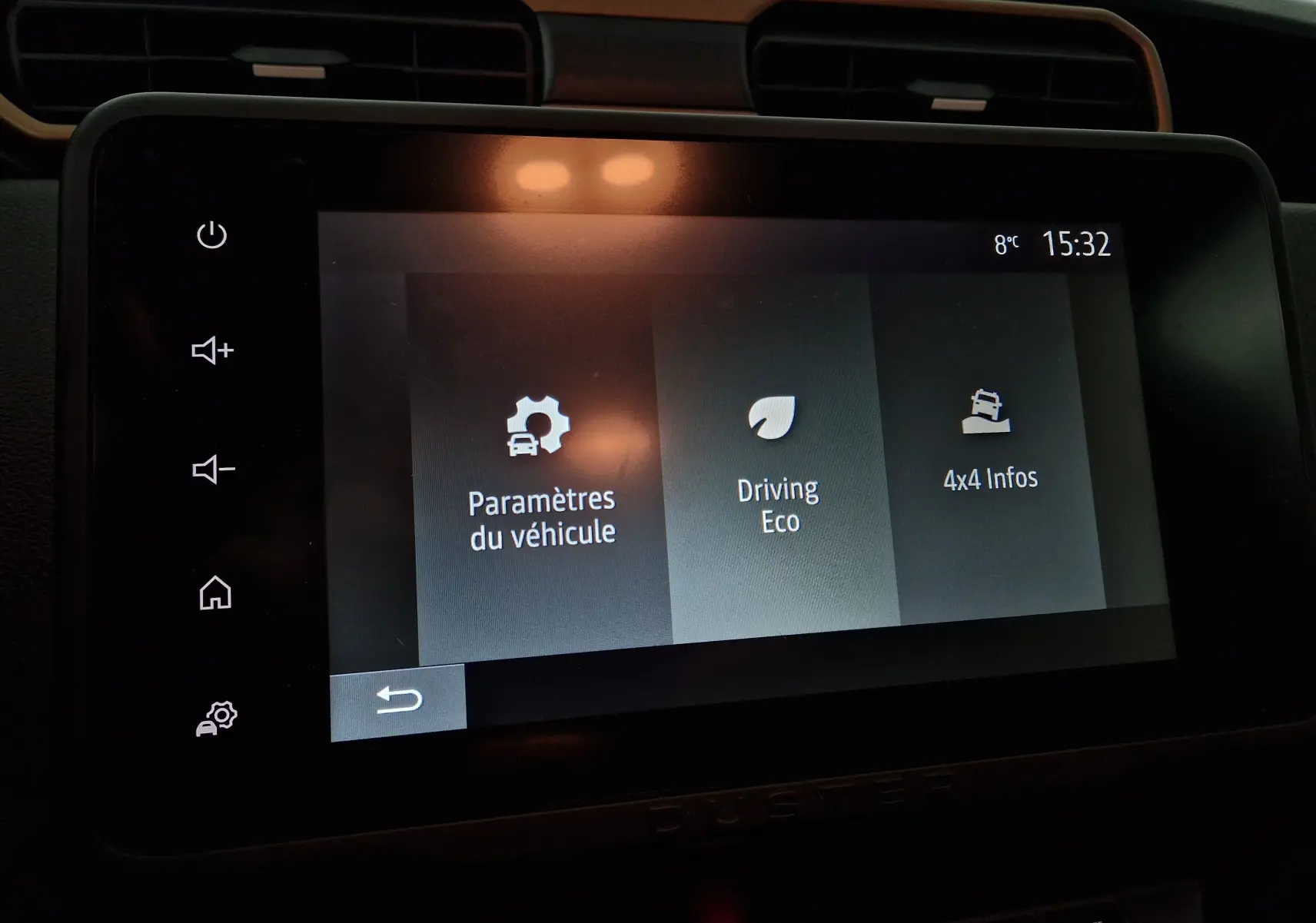 Écran tactile central du Dacia Duster 2024 affichant les paramètres du véhicule, mode Eco et infos 4x4 en intérieur noir.