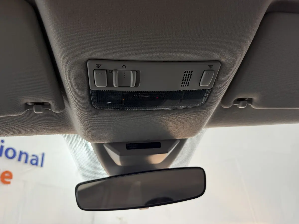 Plafonnier intérieur gris clair avec commandes d'éclairage et rétroviseur central d'une Volkswagen Up 1.0 65 Active 2022.