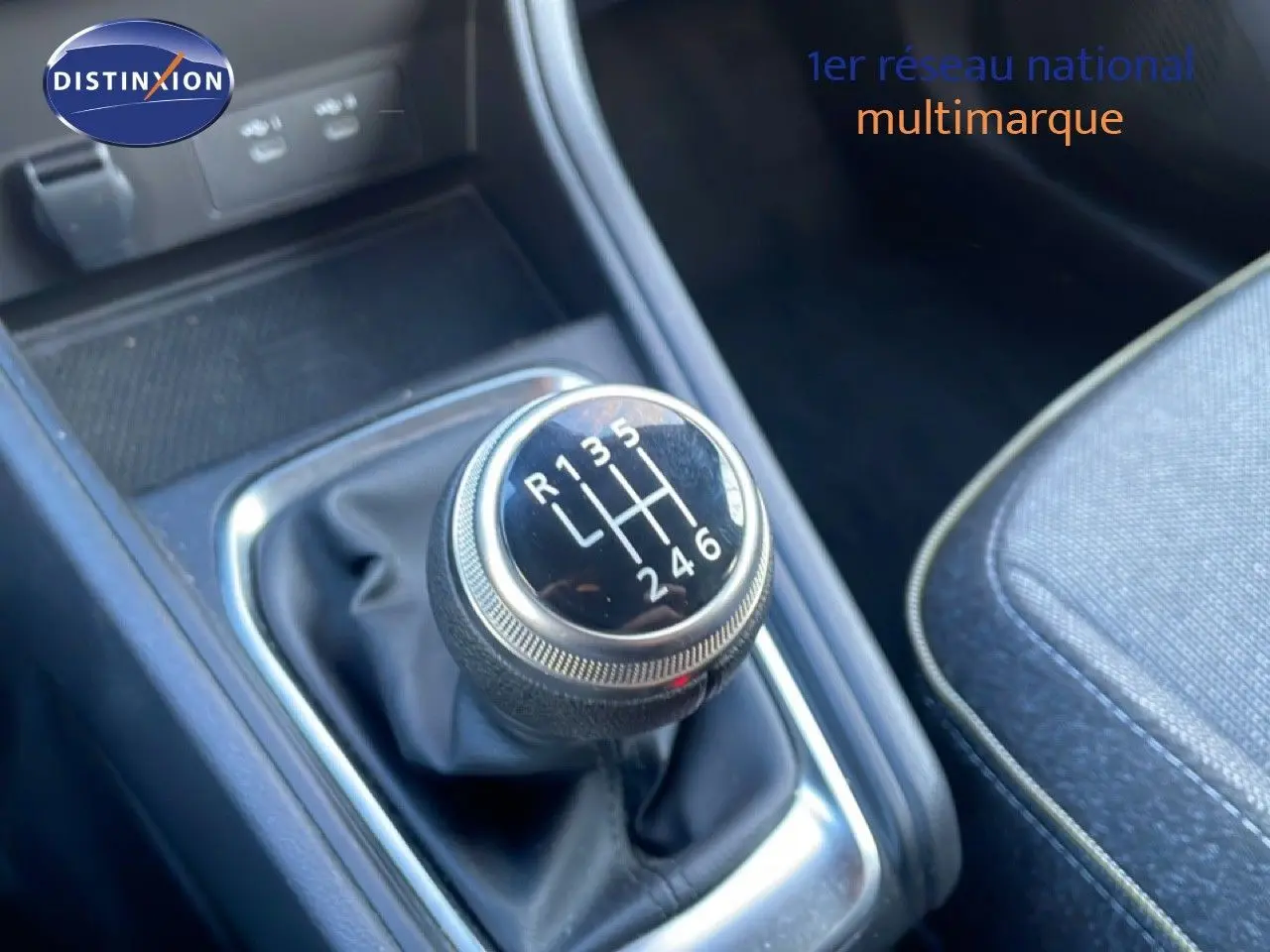 Gros plan sur le levier de vitesses manuel du Renault Captur 2025, intérieur gris avec sellerie tissu.