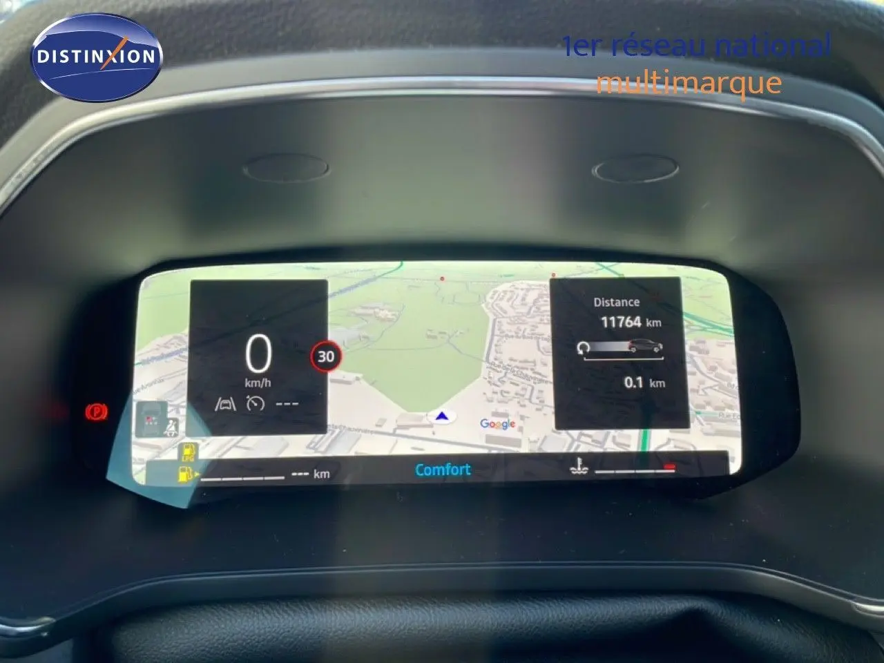 Affichage numérique du tableau de bord du Renault Captur 2025 avec navigation et informations de conduite.