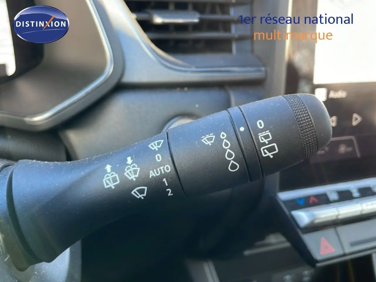 Gros plan sur la commande des essuie-glaces dans l’habitacle du Renault Captur gris rafale métal avec toit noir.