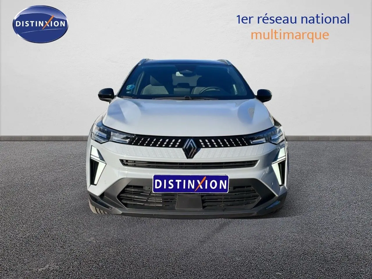 Vue frontale d'un Renault Captur 2025 gris Rafale métal avec toit noir et éclairage LED distinctif.