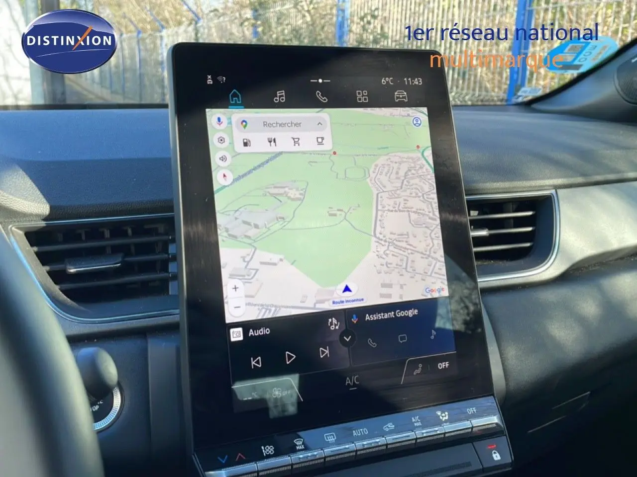 Vue intérieure centrée sur l'écran tactile vertical du tableau de bord du Renault Captur gris rafale métal avec toit noir.