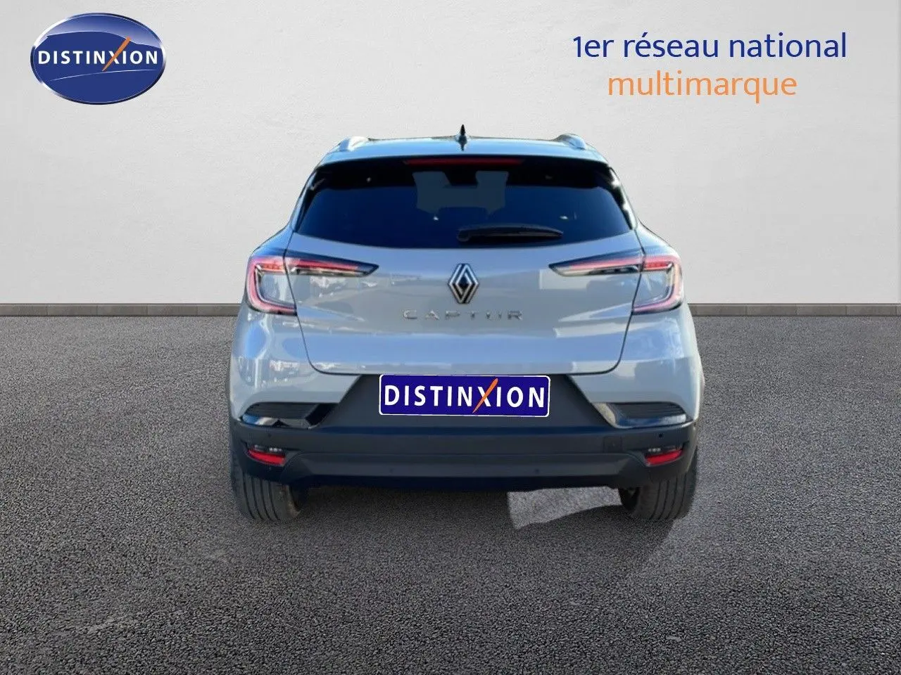 Vue arrière d'un Renault Captur gris Rafale métal avec toit noir, mettant en valeur ses feux LED fins et son design moderne.