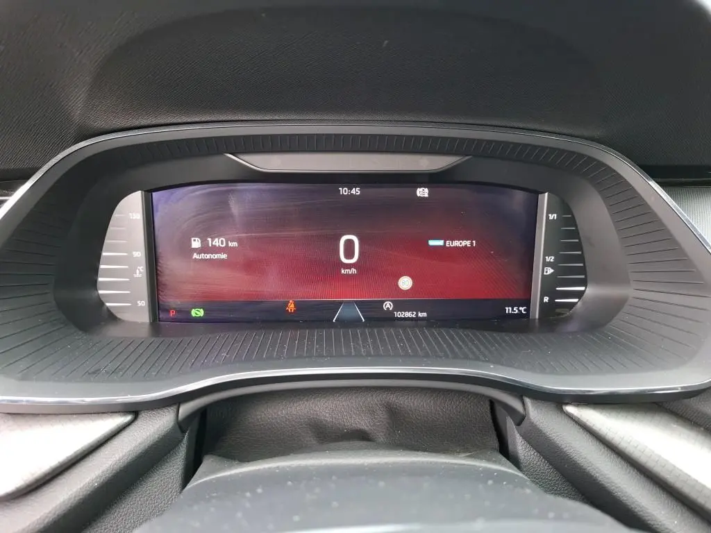 Tableau de bord numérique couleur de la Skoda Octavia Combi 2.0 TDI 150 DSG7 Ambition, affichage vitesse et autonomie.