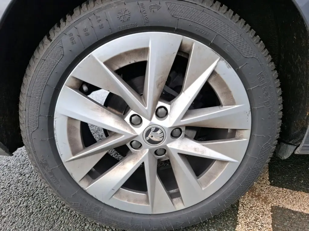 Gros plan sur la jante alliage 16'' TWISTER gris argenté de la SKODA OCTAVIA COMBI 2.0 TDI 150 DSG7 Ambition, avec logo central.