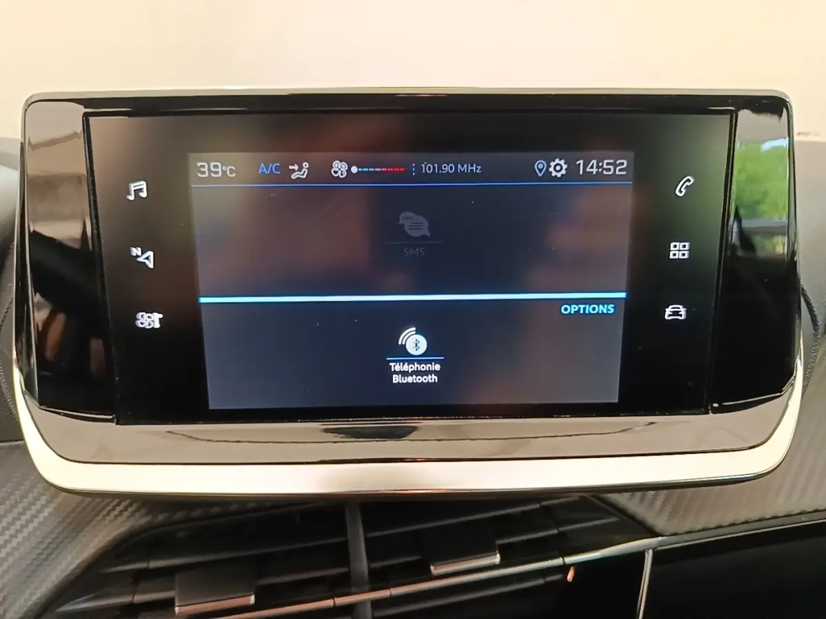 Écran tactile central 7 pouces de la Peugeot 208 PureTech 75 S&S Active Pack, affichage Bluetooth et climatisation.